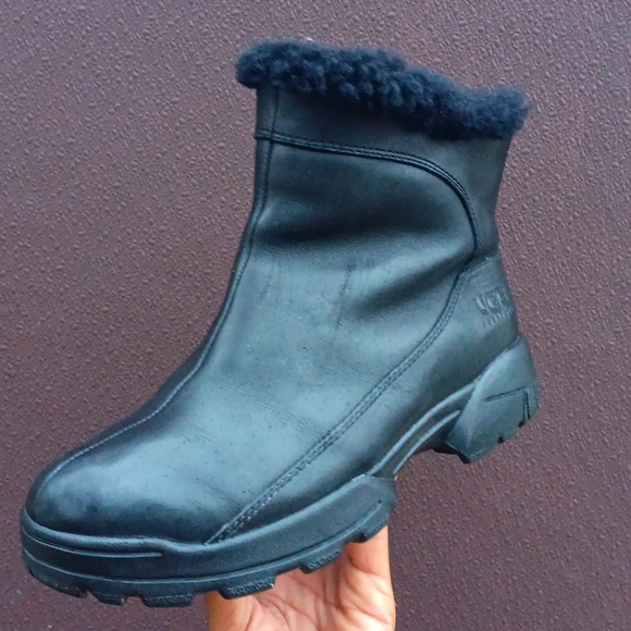 UGG AUSTRALIA # 5385 WOMEN’S BLACK LEATHER SHEEPSKIN LINED ANKLE BOOTS (ZIP LUG)